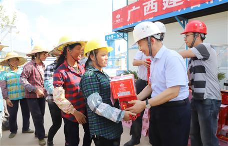 集團(tuán)公司黨委委員、副總經(jīng)理侯立林到公司施工一線送清涼
