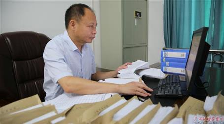 初心不改　本色不褪——記廣西勤廉榜樣、河池市紀(jì)委副書記、監(jiān)委副主任黃振林