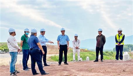 寧明縣委書記王耀雷到冶建基礎分公司項目調(diào)研