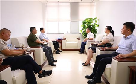 覃振華與柳北區(qū)委書記、區(qū)長石中華舉行工作會談