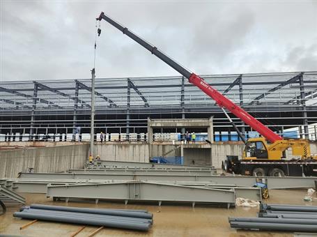 【奮戰(zhàn)三季度 打贏攻堅戰(zhàn)】冶建第四分公司內(nèi)蒙古項目2#冷庫鋼結(jié)構(gòu)首吊成功！